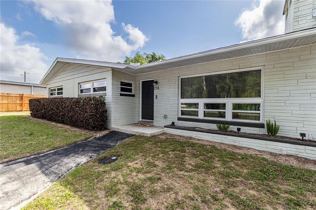 Photo of 210 Donna Street, Tavares, FL 32778 (MLS # G5111758)