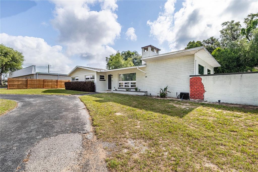 Photo of 210 Donna Street, Tavares, FL 32778 (MLS # G5111758)