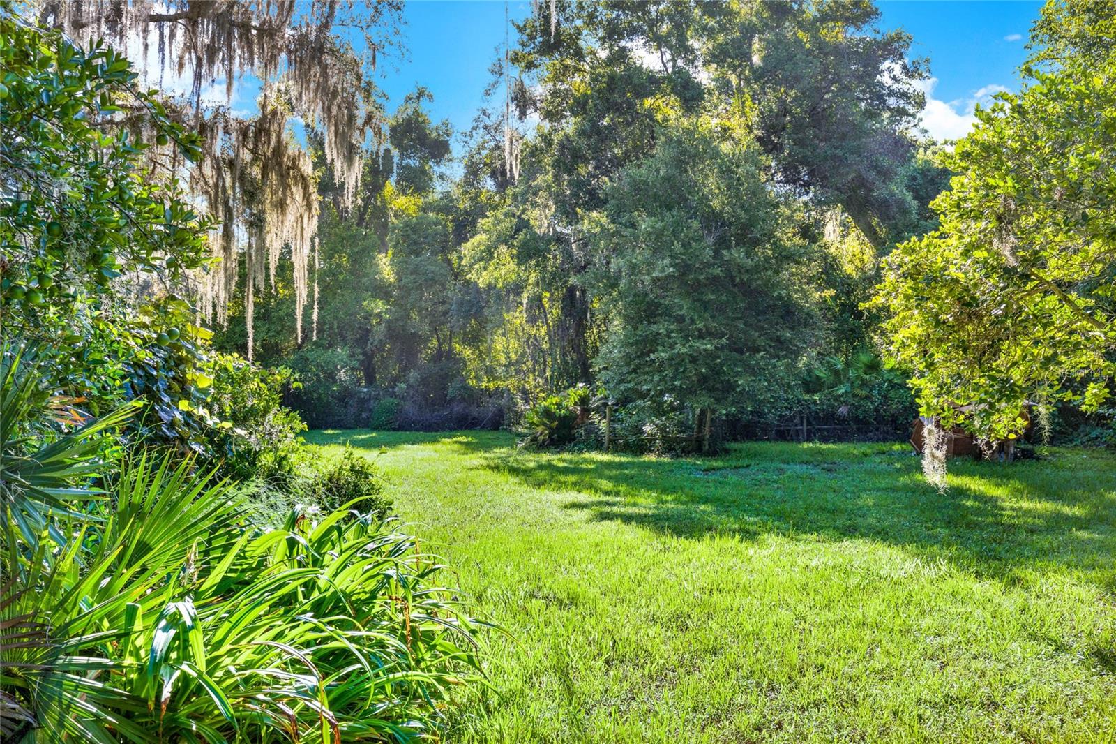 Discover this generous rectangular lot, perfectly positioned just outside of town and zoned R3 for versatile residential use. With over a third of an acre, this fully fenced parcel offers privacy and peace in a tranquil setting, with convenient gate access via a dirt road.
Whether you’re planning your dream home or a smart investment, this unique property in charming Umatilla is an opportunity not to be missed. Embrace the quiet lifestyle with endless possibilities!