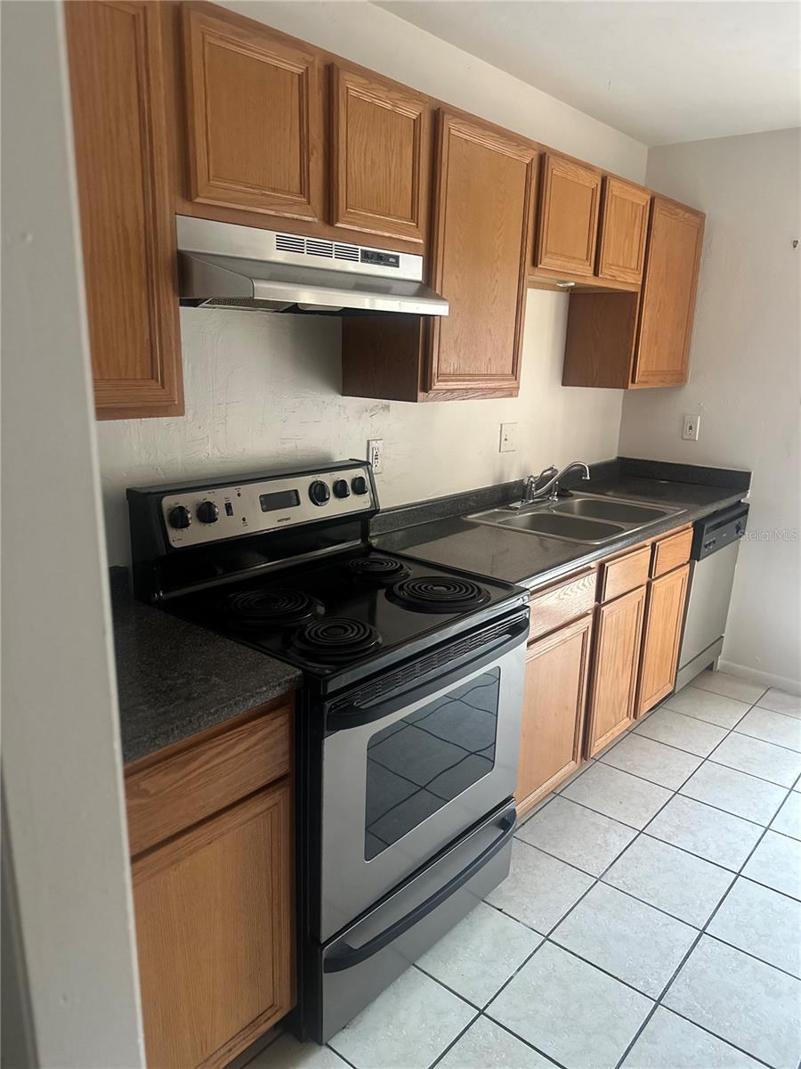 HAWTHORNE RESERVE - Residential Lease