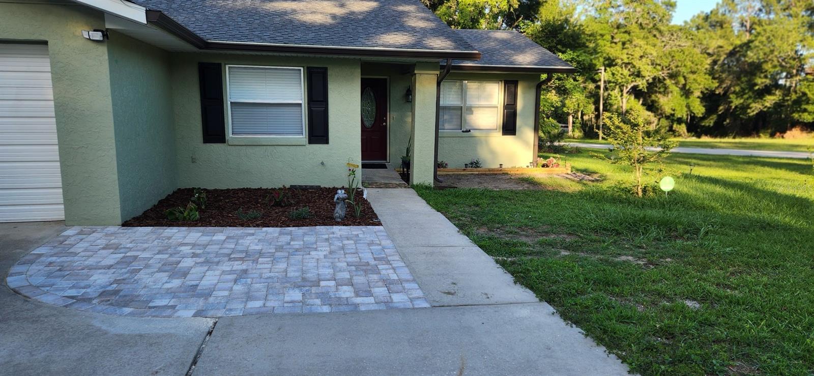 Welcome to this beautifully maintained, fully furnished duplex featuring 2 spacious bedrooms and 2 modern bathrooms, offering an ideal living
space for those seeking comfort and convenience. Nestled in a friendly neighborhood, this home boasts a perfect blend of cozy charm and
contemporary style.