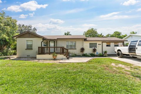 A home in WINTER HAVEN