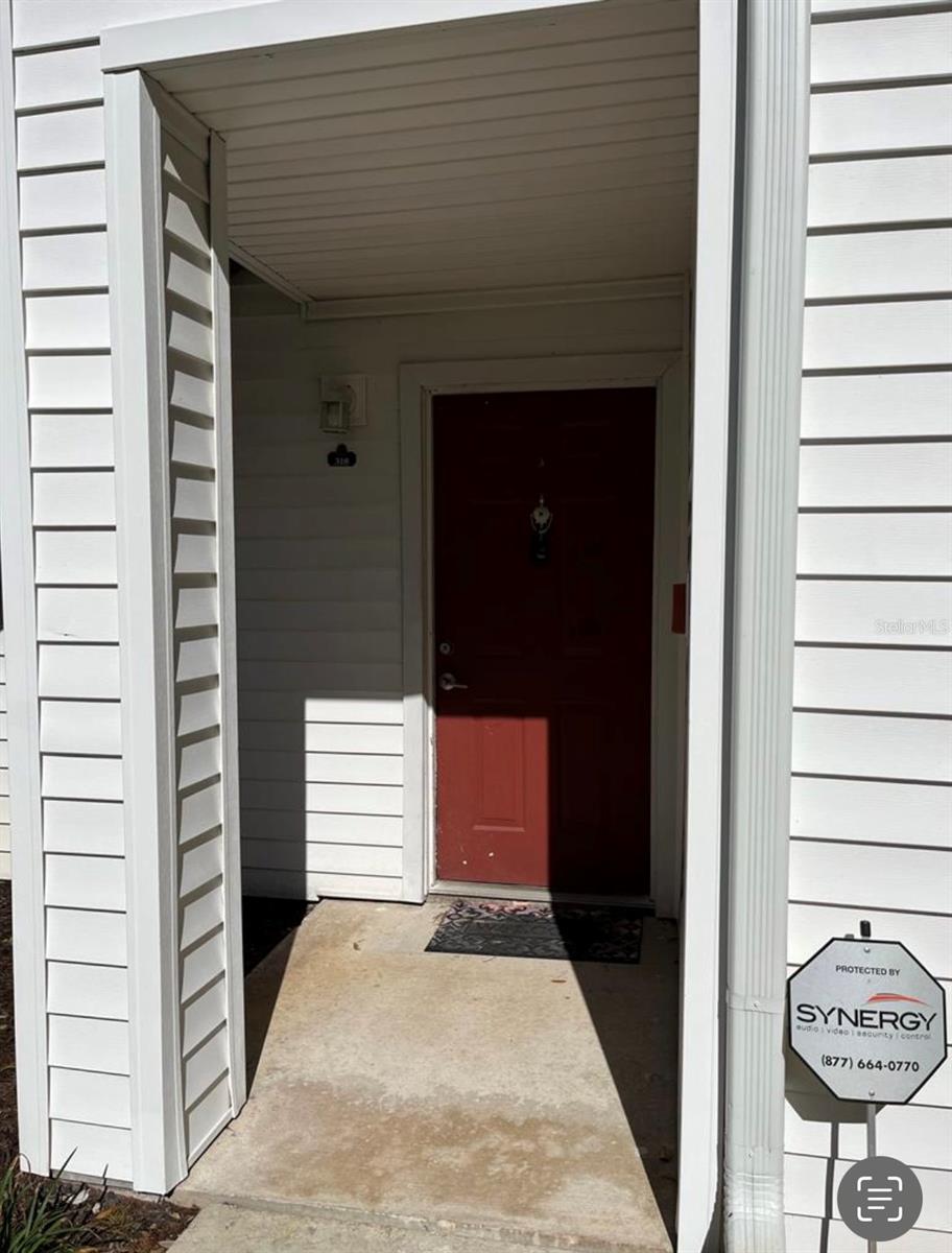 2/2 condo at beautiful Lexington Place. Very well located close to restaurants, attractions and major highways. Condo needs TLC.