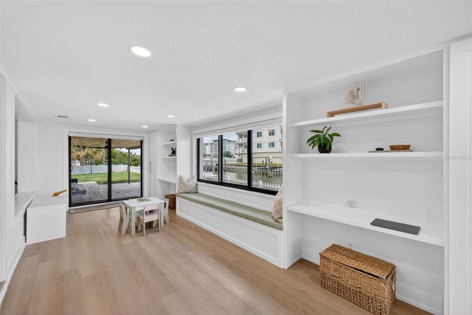 VENETIAN POINT - Residential