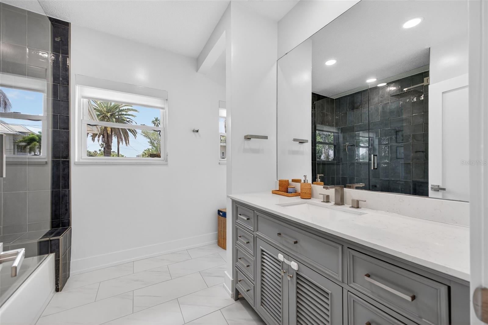 VENETIAN POINT - Residential