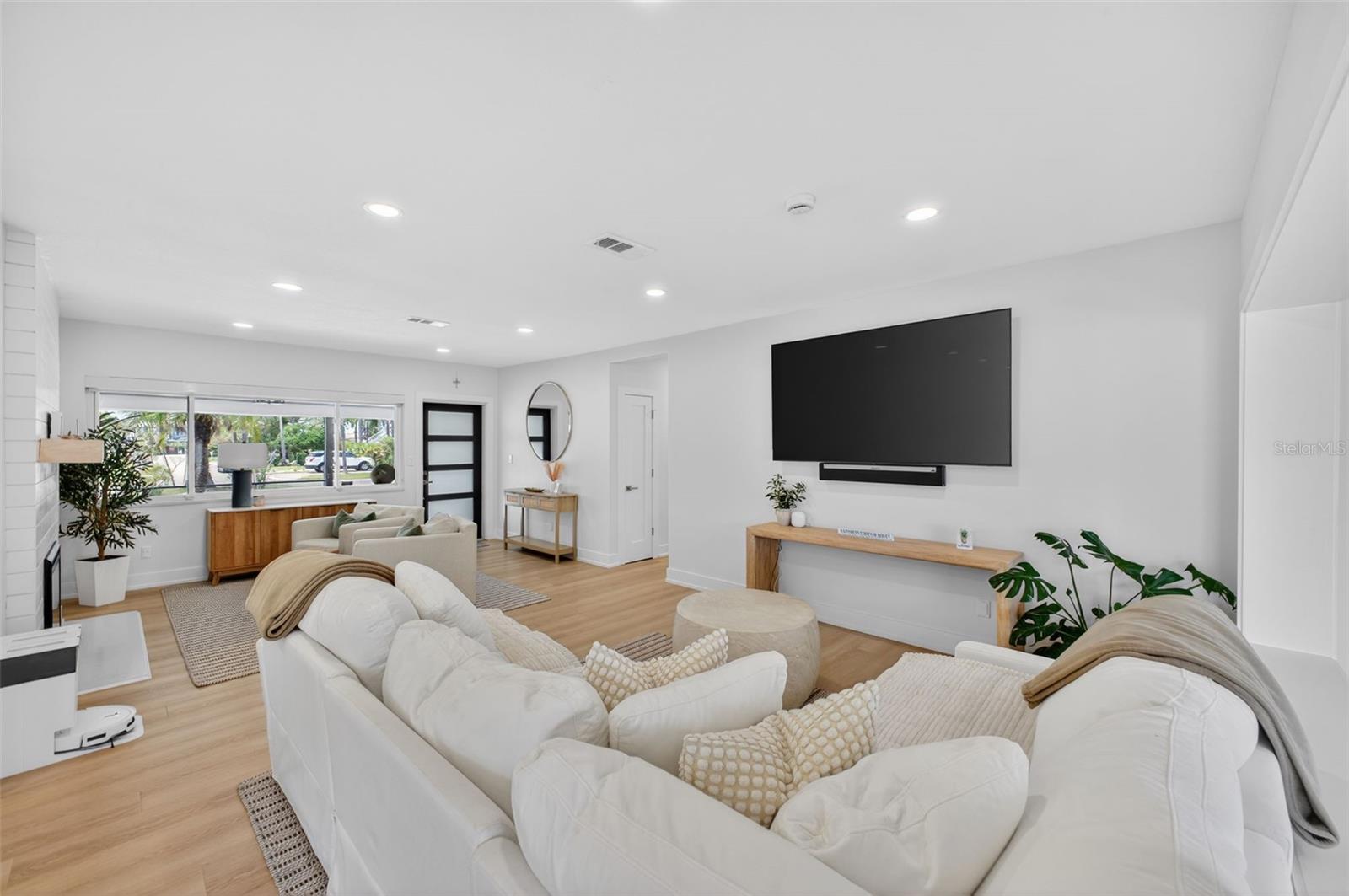 VENETIAN POINT - Residential