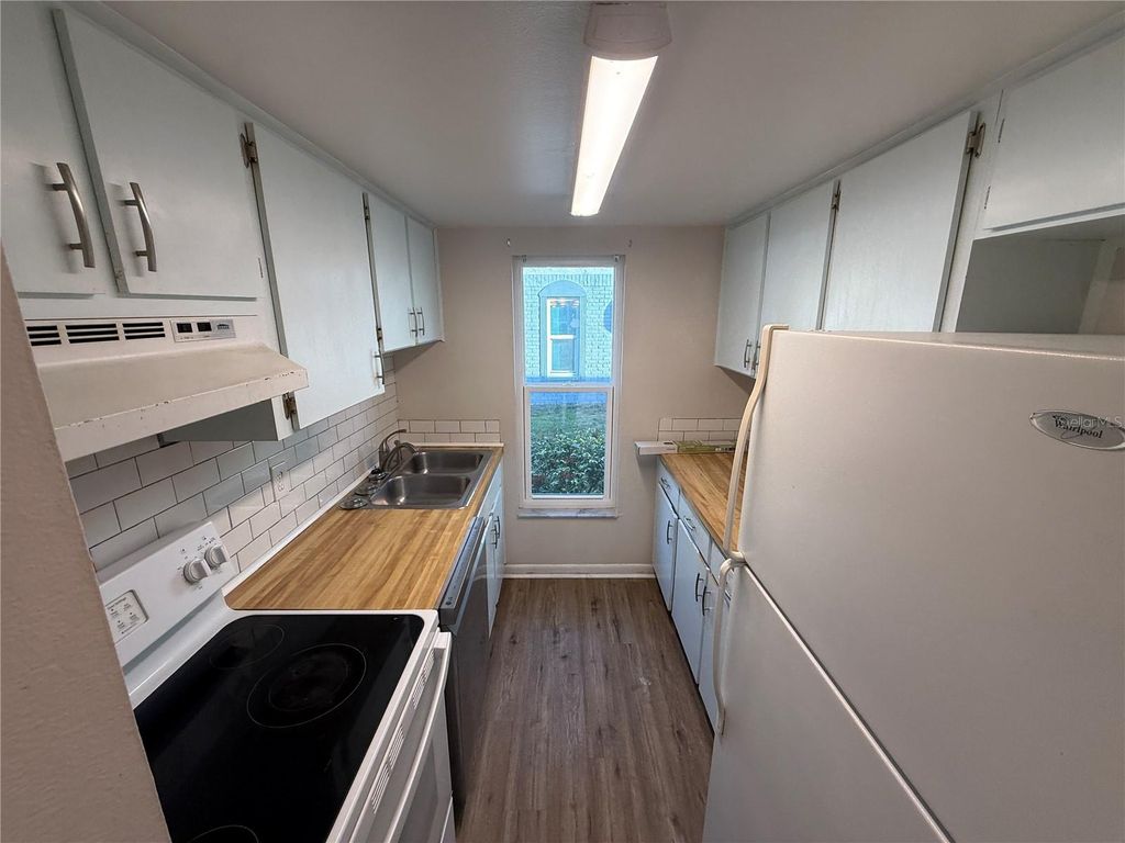 Photo of 5120 Temple Heights Road #D, Tampa, FL 33617 (MLS # O6383579)