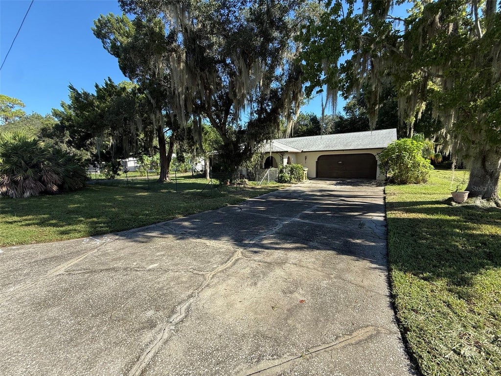 Photo of 11813 Ocklawaha Drive, Leesburg, FL 34788 (MLS # NS1089344)