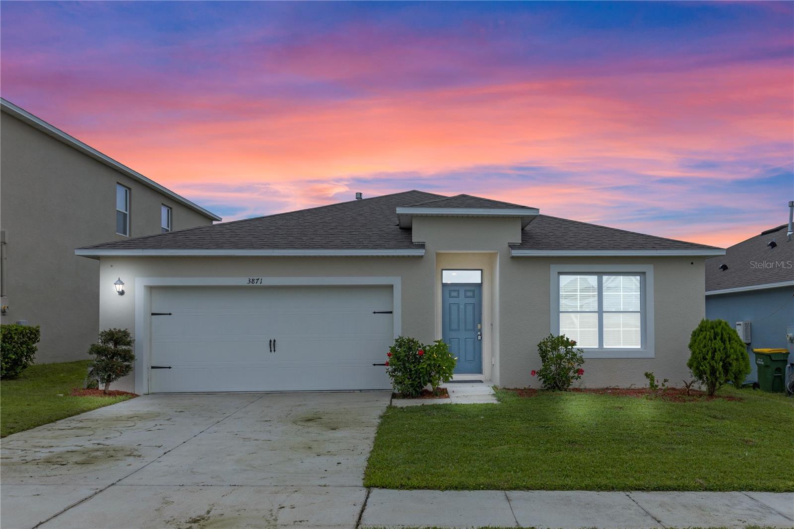 LOVELY DR HORTON 4 BDRM ONLY 20 MIN FROM WINTER GARDEN. NEW CARPET AND LOVELY CERAMIC TILE WITH MARBLE TILE IN ONE BEDROOM. PRISTINE BEAUTY READY FOR YOUR MOST PARTICULAR BUYER. CONTEMPORARY DESIGN INCL GREAT ROOM W/ SEP DINING AREA. MASTER SUITE FEATURES PRIVATE BATHROOM W/ HIS & HER SINKS, SHOWER & PRIVATE WATER CLOSET. SPACIOUS WALK IN CLOSET ACCOMPANIES MASTER RETREAT. GUEST BATH IS CONVENIENTLY ACCESSIBLE TO REMAINING BEDROOMS & INCLUDES TUB& SHOWER. GOURMET KITCHEN OFFERS BREAKFAST BAR W/ SINK, GAS RANGE, STATE OF THE ART SS REFRIGERATOR ( BOTTOM FREEZER & CAFE DOORS W/ WATER DISPENSER). SPACIOUS CORNER WALK IN PANTRY IS LOADED W/ SHELVING & FOR LARGER SUPPIES NEEDED! INSIDE LAUNDRY IS CENTRALLY LOCATED FOR EASY ACCESS TO ALL! LOVELY SCR PORCH COMPLETES A RELAXING SETTING OF EXPANSIVE REAR YARD. HOME HAS EASY ACCESS TO MAJOR ROADWAYS FOR CONVENINECE IN CENTRAL FLORIDA OR COASTAL TRAVEL! AWAITING TO BE YOUR NEW FLORIDA ADRESS!