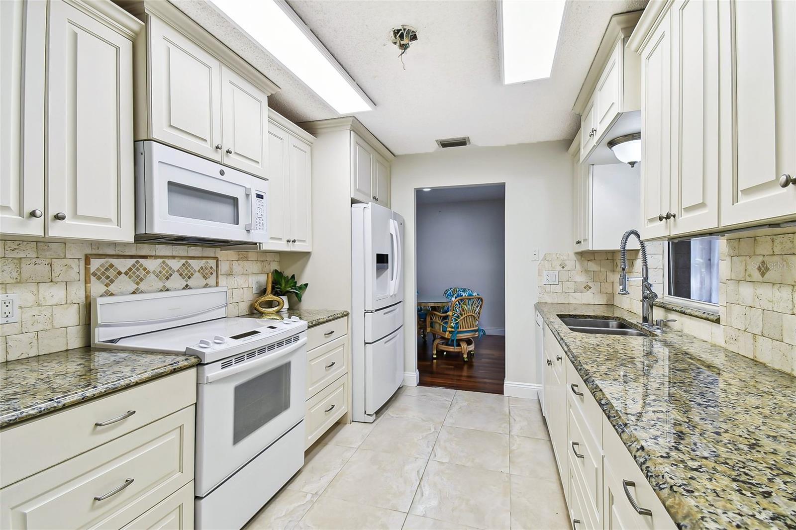 2124 CROWSNEST DRIVE