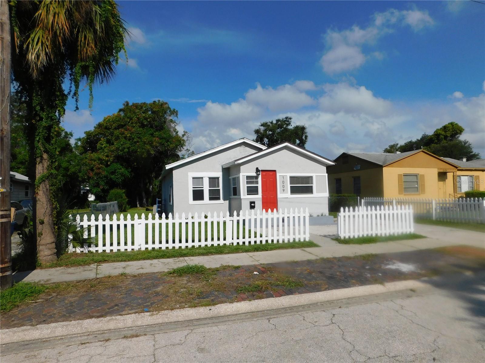 Beautiful move in condition 2 bed/1 bath in an up and coming neighborhood. Brand new tankless water heater.
