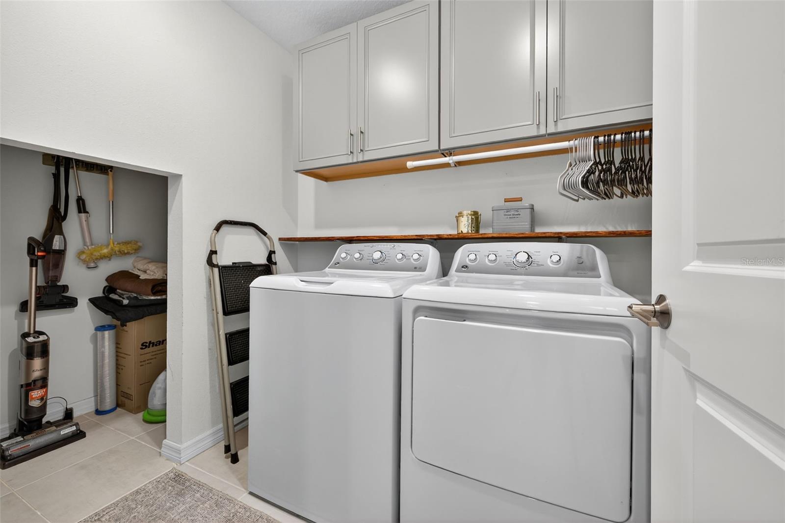 ARTISAN LAKES EAVES BEND - Residential Lease