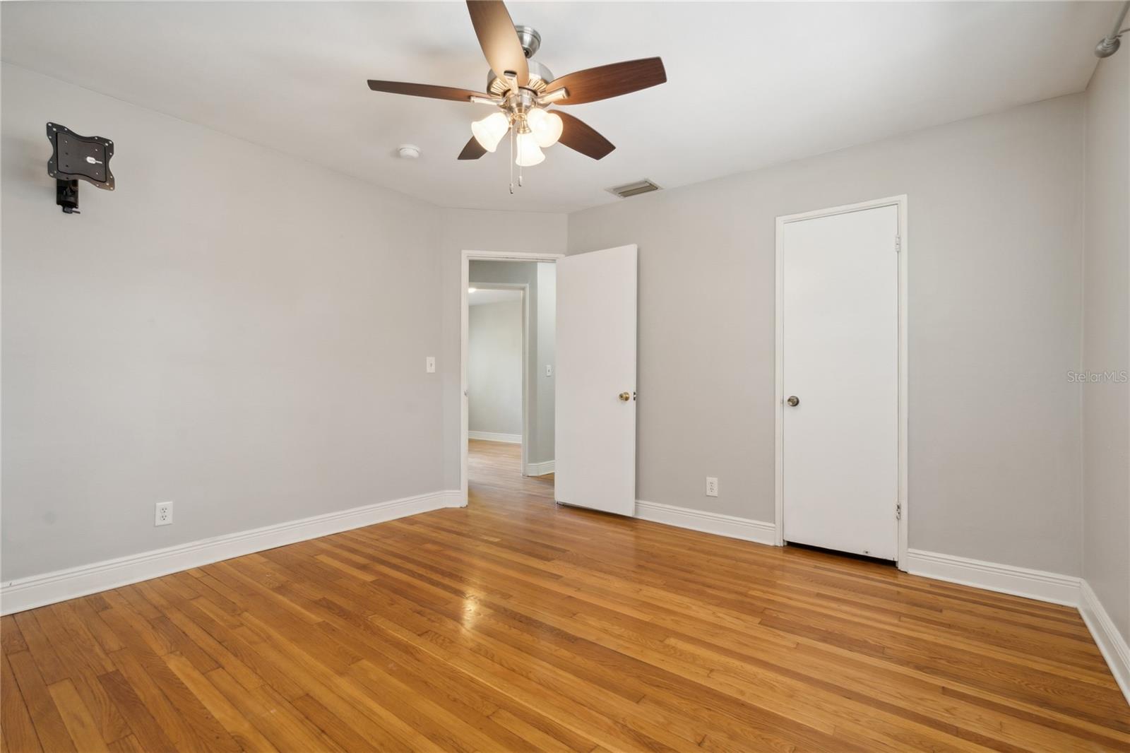 MANHATTAN MANOR 3 - Residential Lease