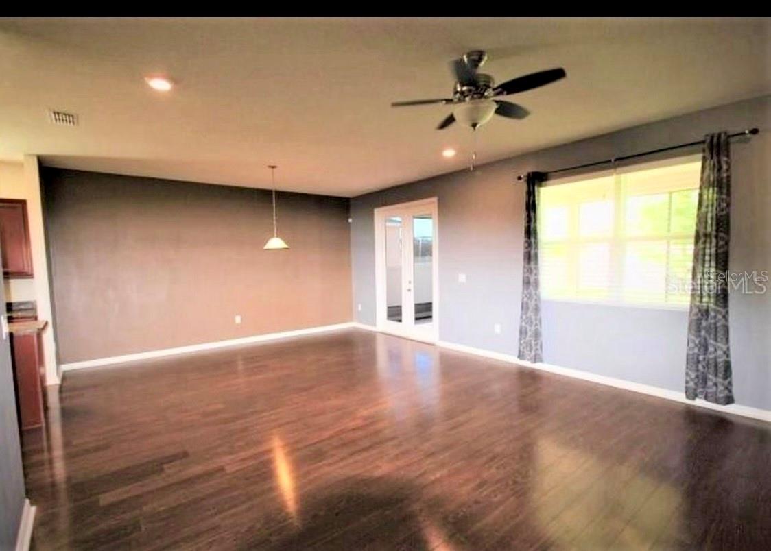 SHINGLE CRK RESERVE/OAKS PH 3 - Residential Lease