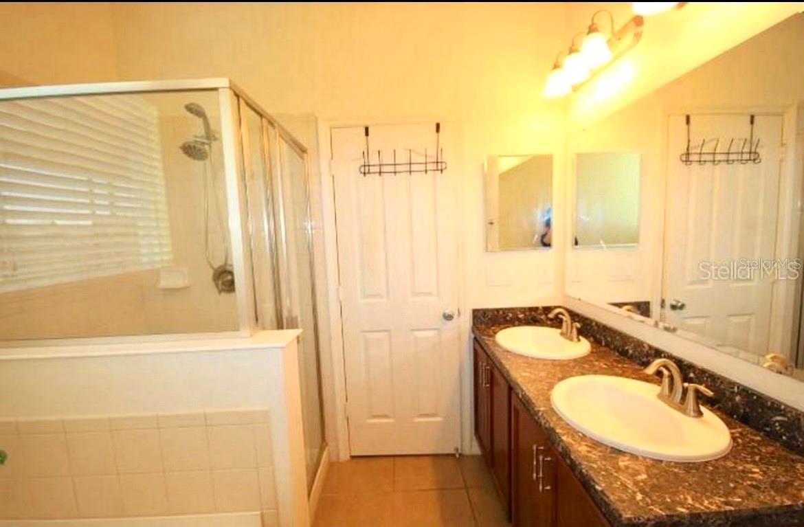 SHINGLE CRK RESERVE/OAKS PH 3 - Residential Lease