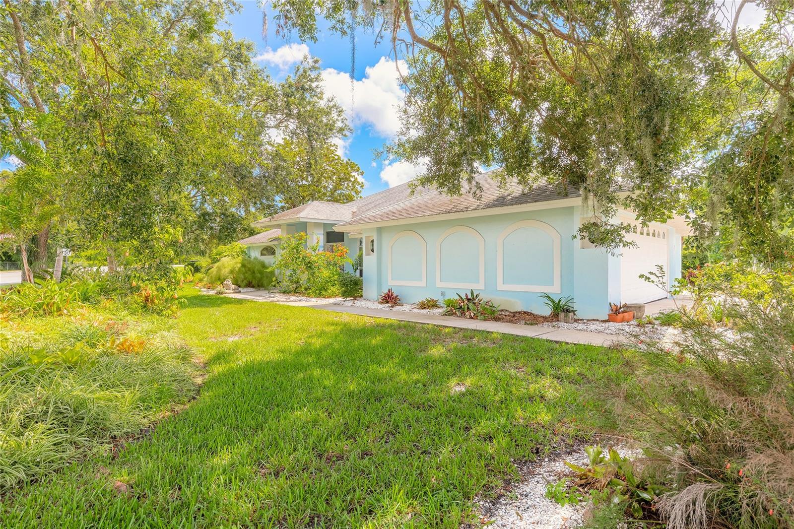 904 CLUBHOUSE BOULEVARD