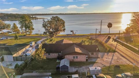 A home in AUBURNDALE