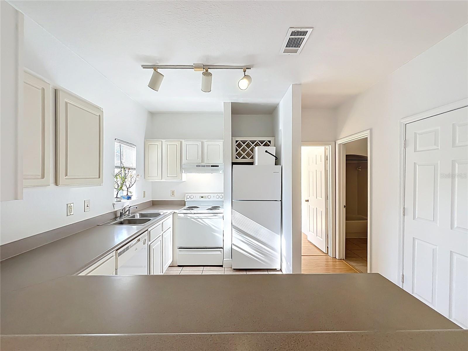 NOTTING HILL A CONDO - Residential