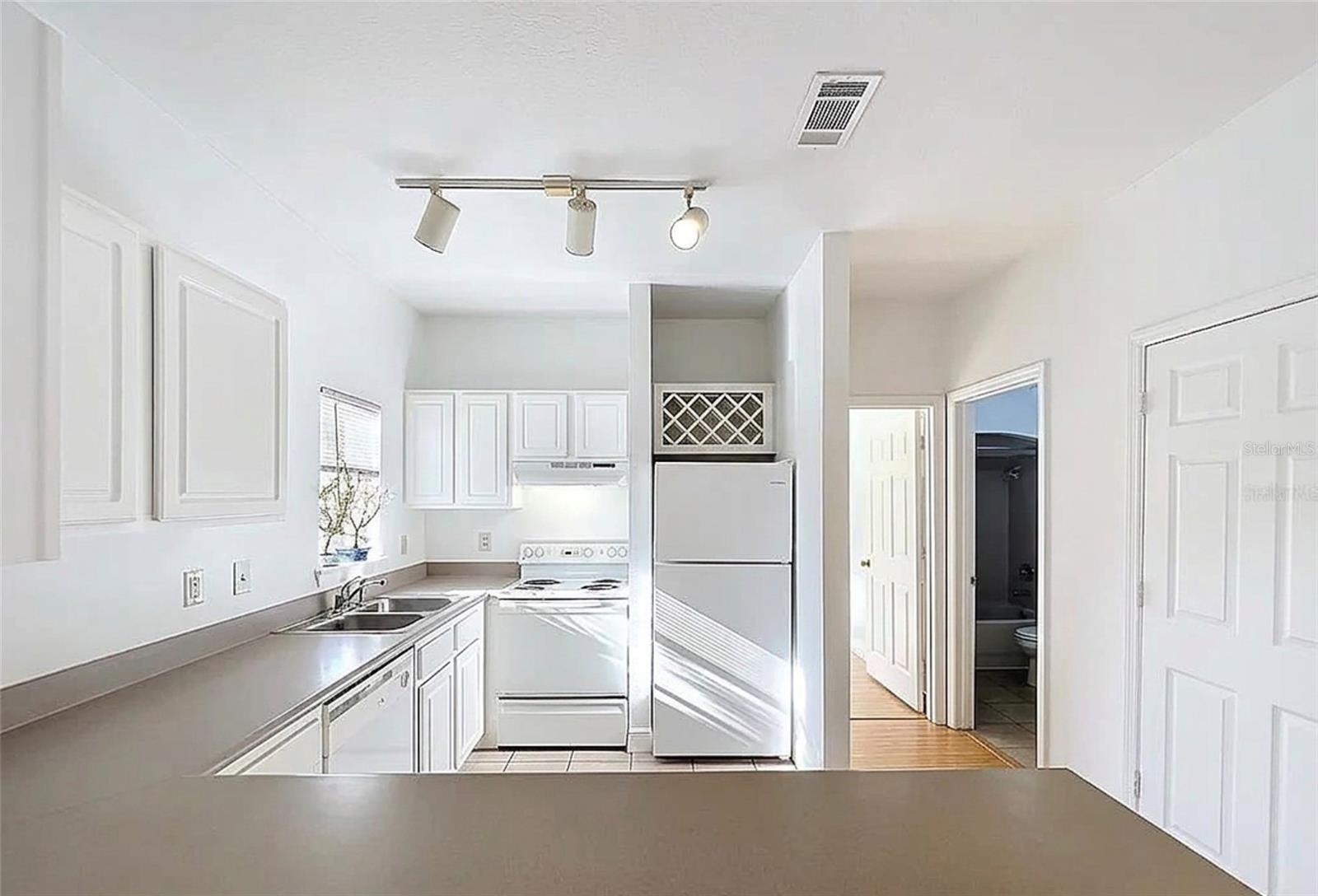 NOTTING HILL A CONDO - Residential