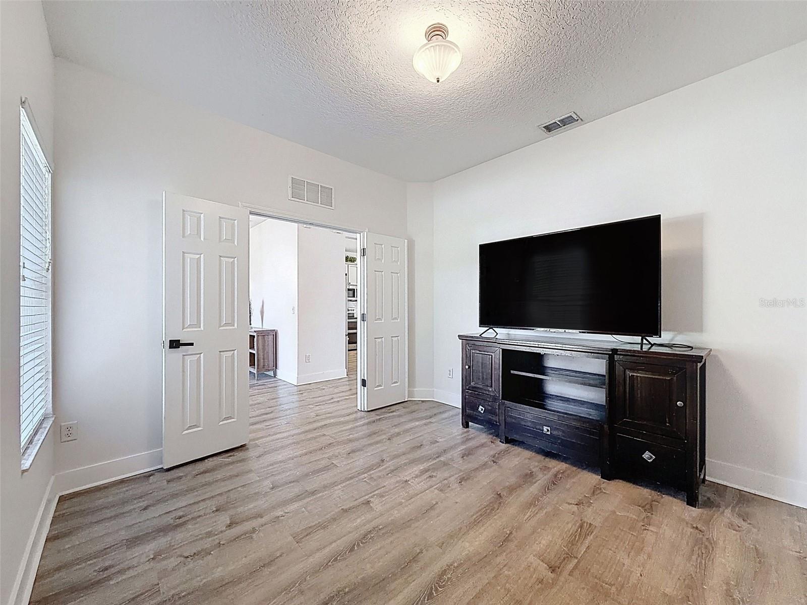 WATERS EDGE 02 - Residential