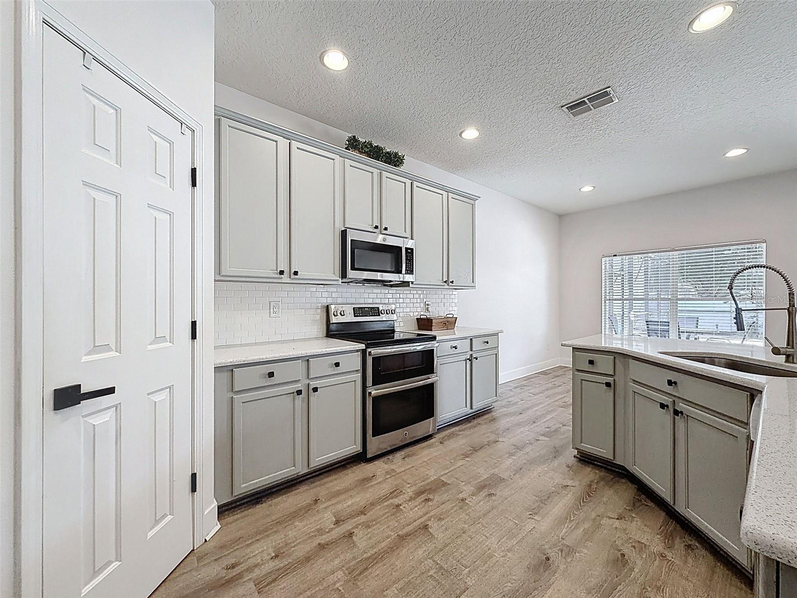 WATERS EDGE 02 - Residential