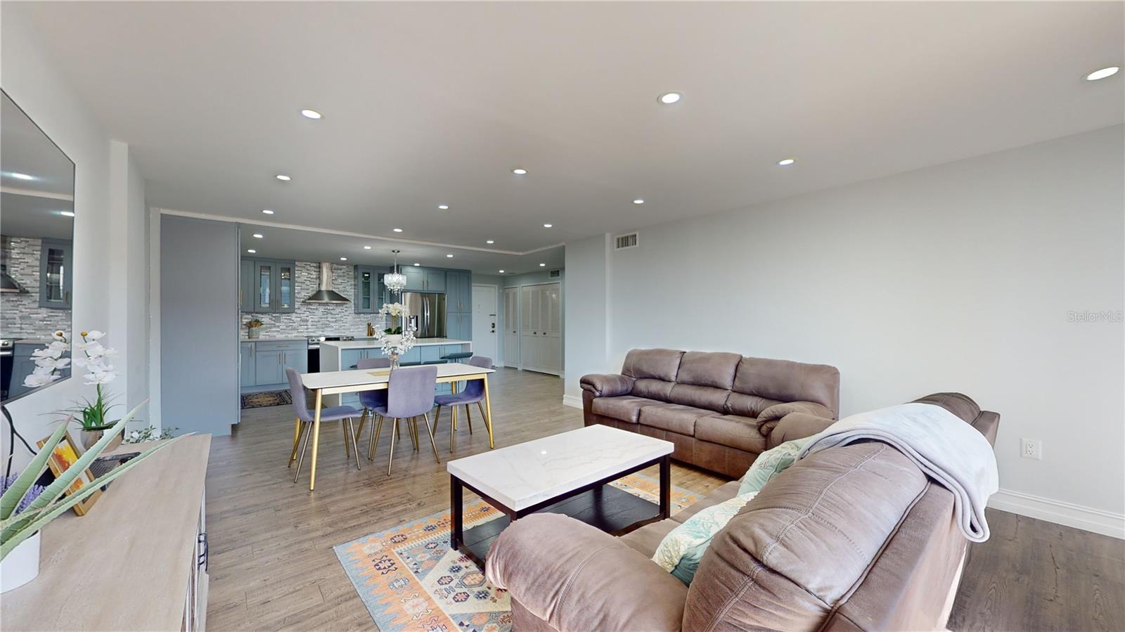 400 ISLAND WAY 210