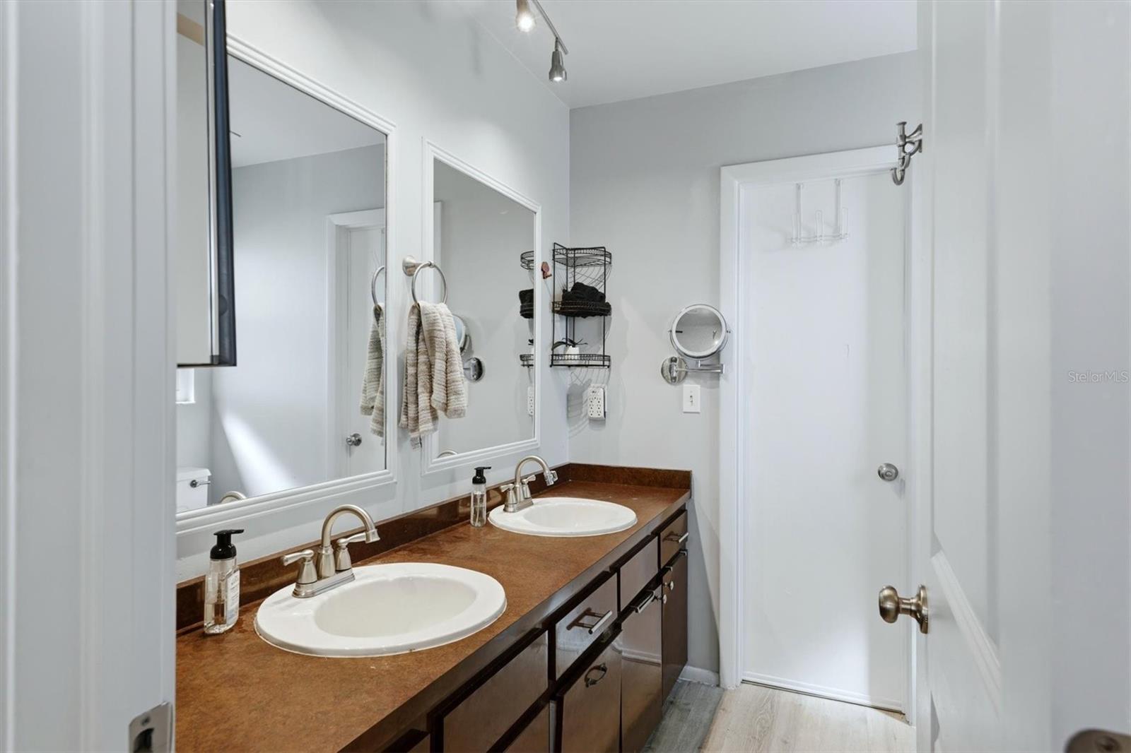 PINE LAKES - Residential