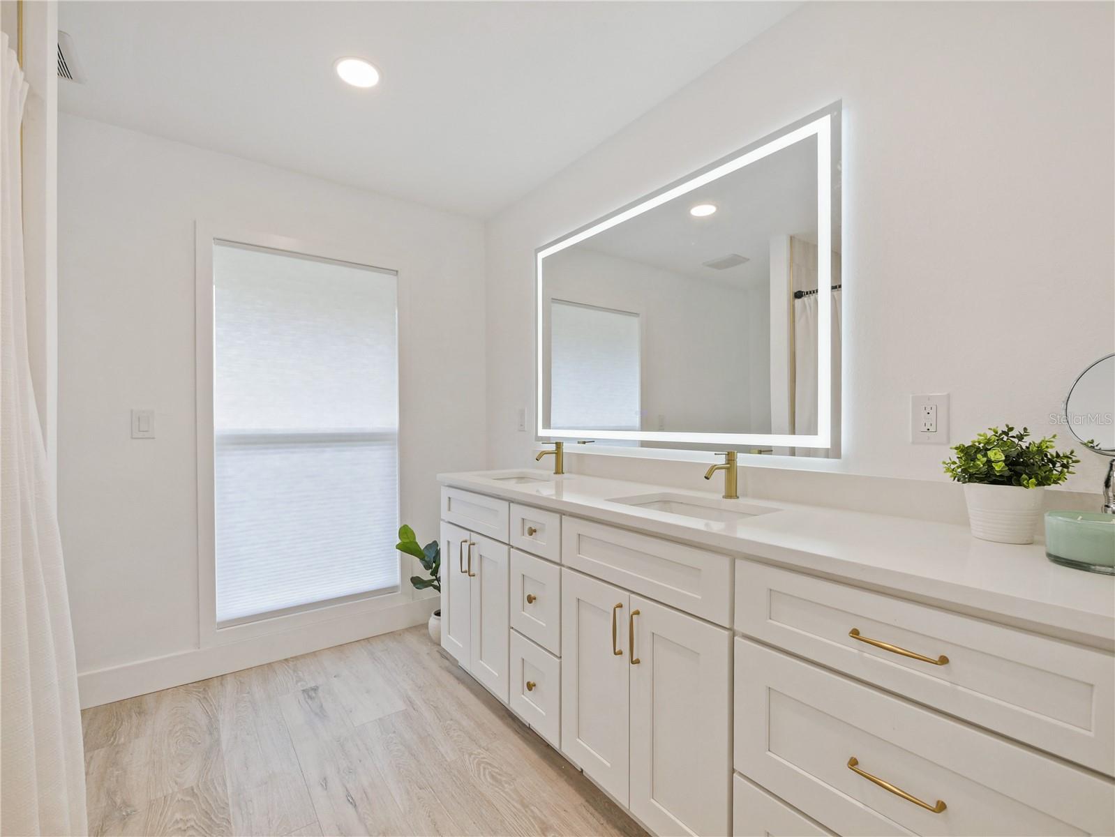 ENGLISH WOODS - Residential