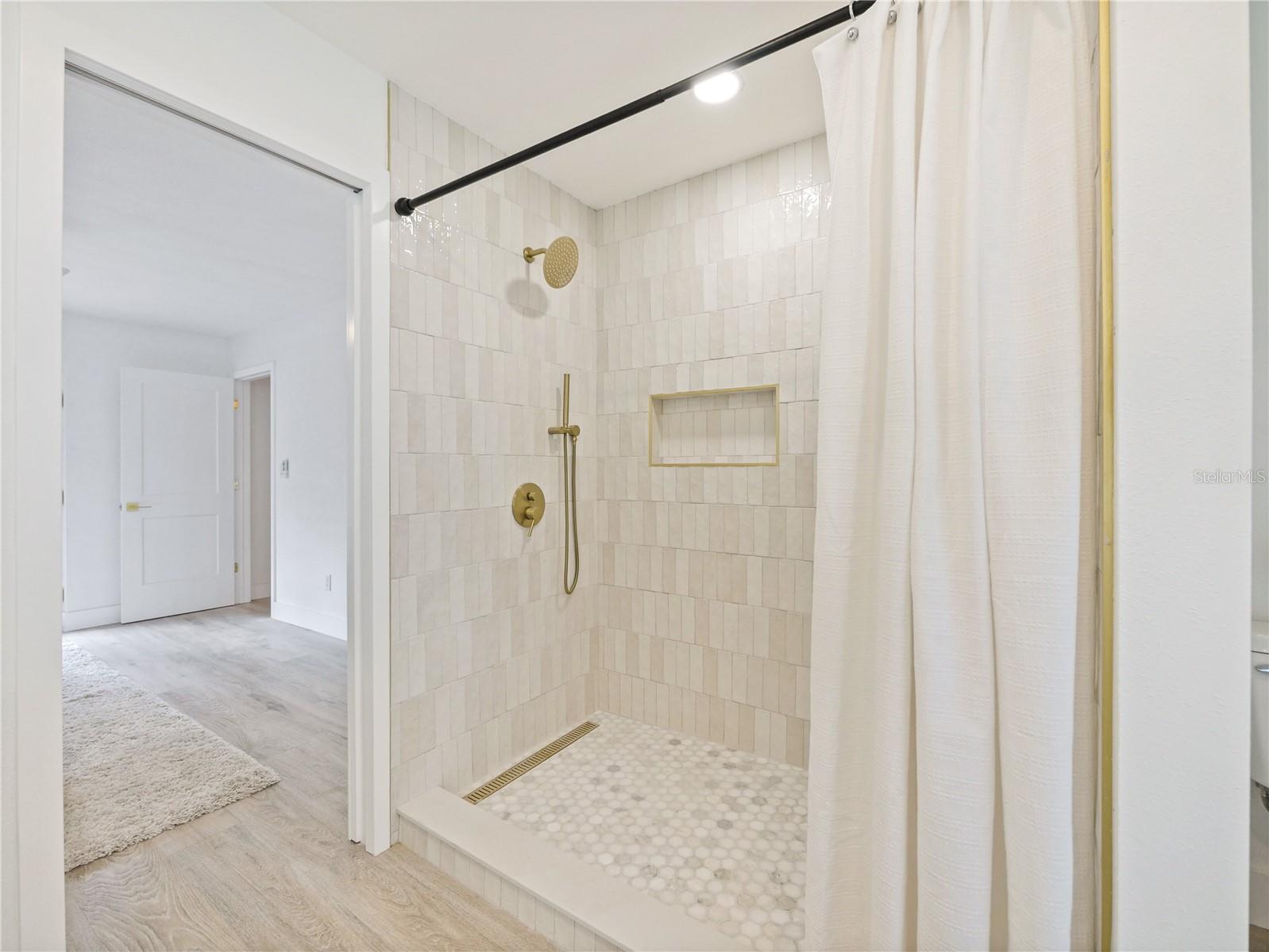 ENGLISH WOODS - Residential