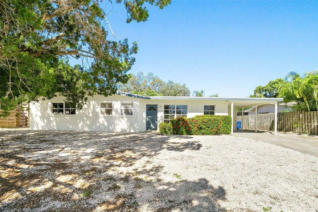 Photo of 2553 Tulip Street, Sarasota, FL 34239 (MLS # A4668315)