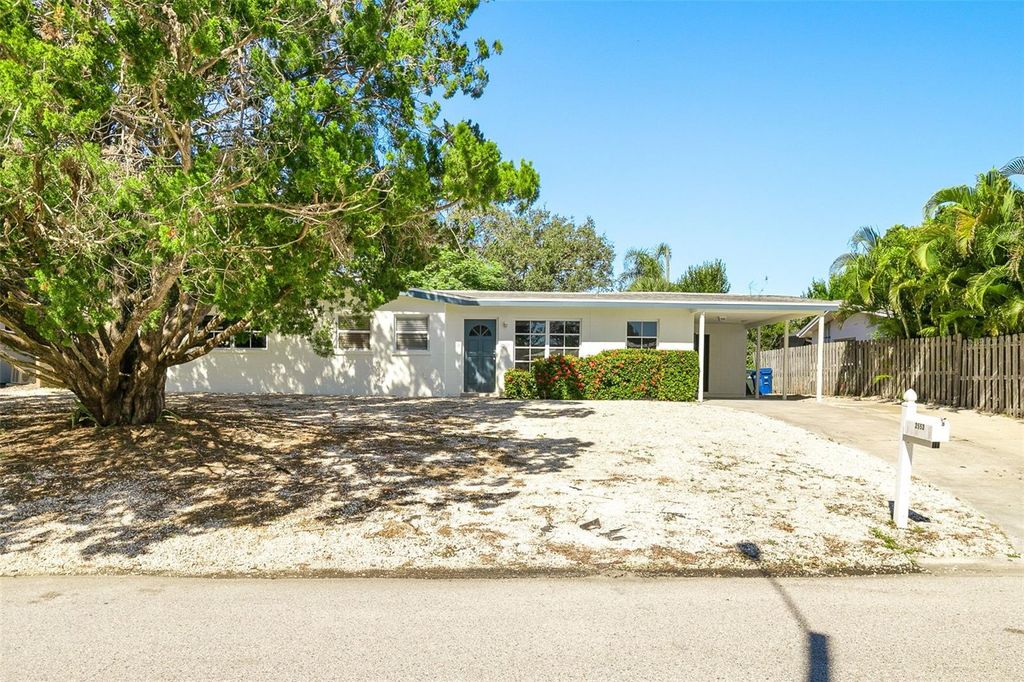 Photo of 2553 Tulip Street, Sarasota, FL 34239 (MLS # A4668315)