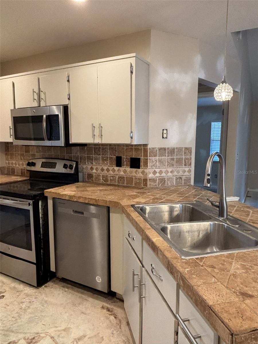 LAKES OF PINE RIDGE THE - Residential