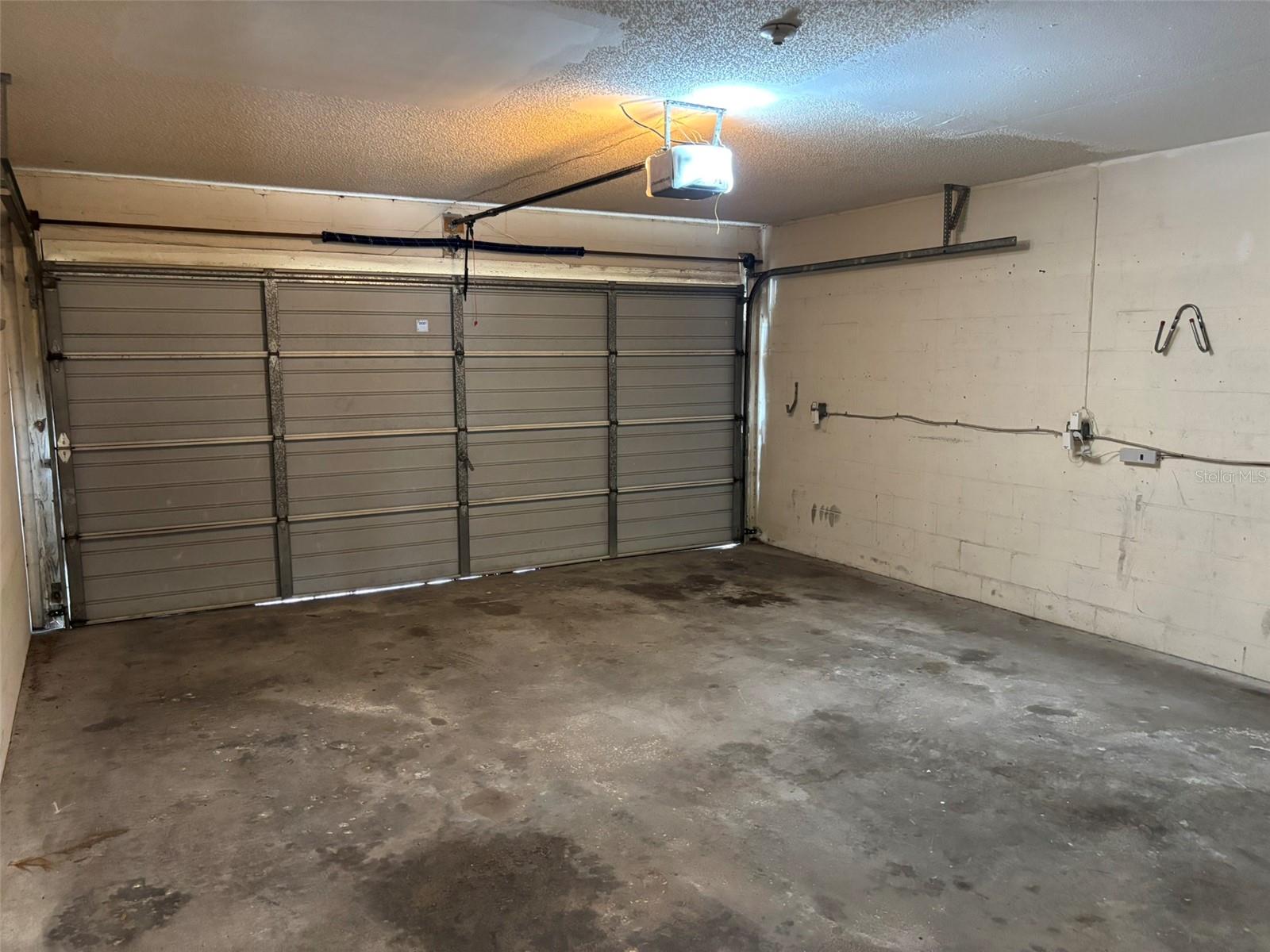 LAKES OF PINE RIDGE THE - Residential