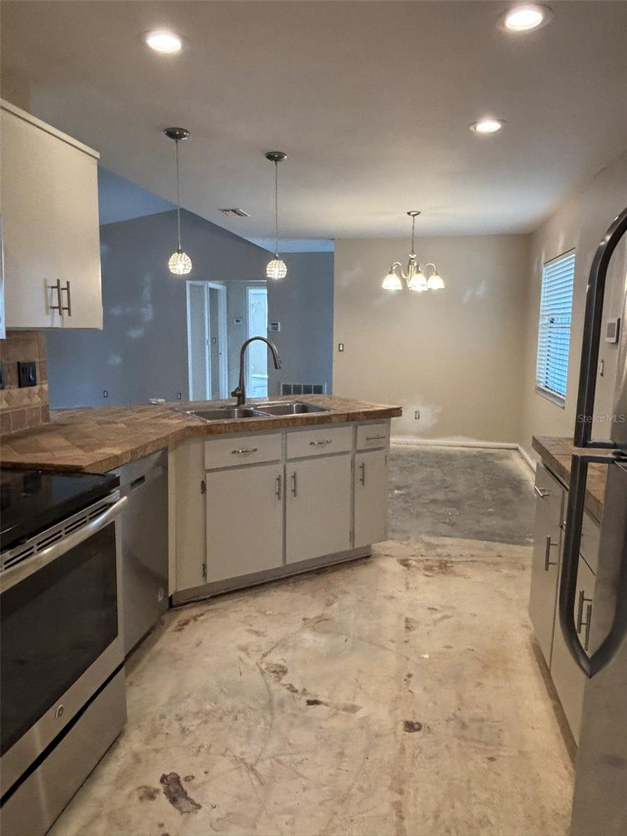 LAKES OF PINE RIDGE THE - Residential