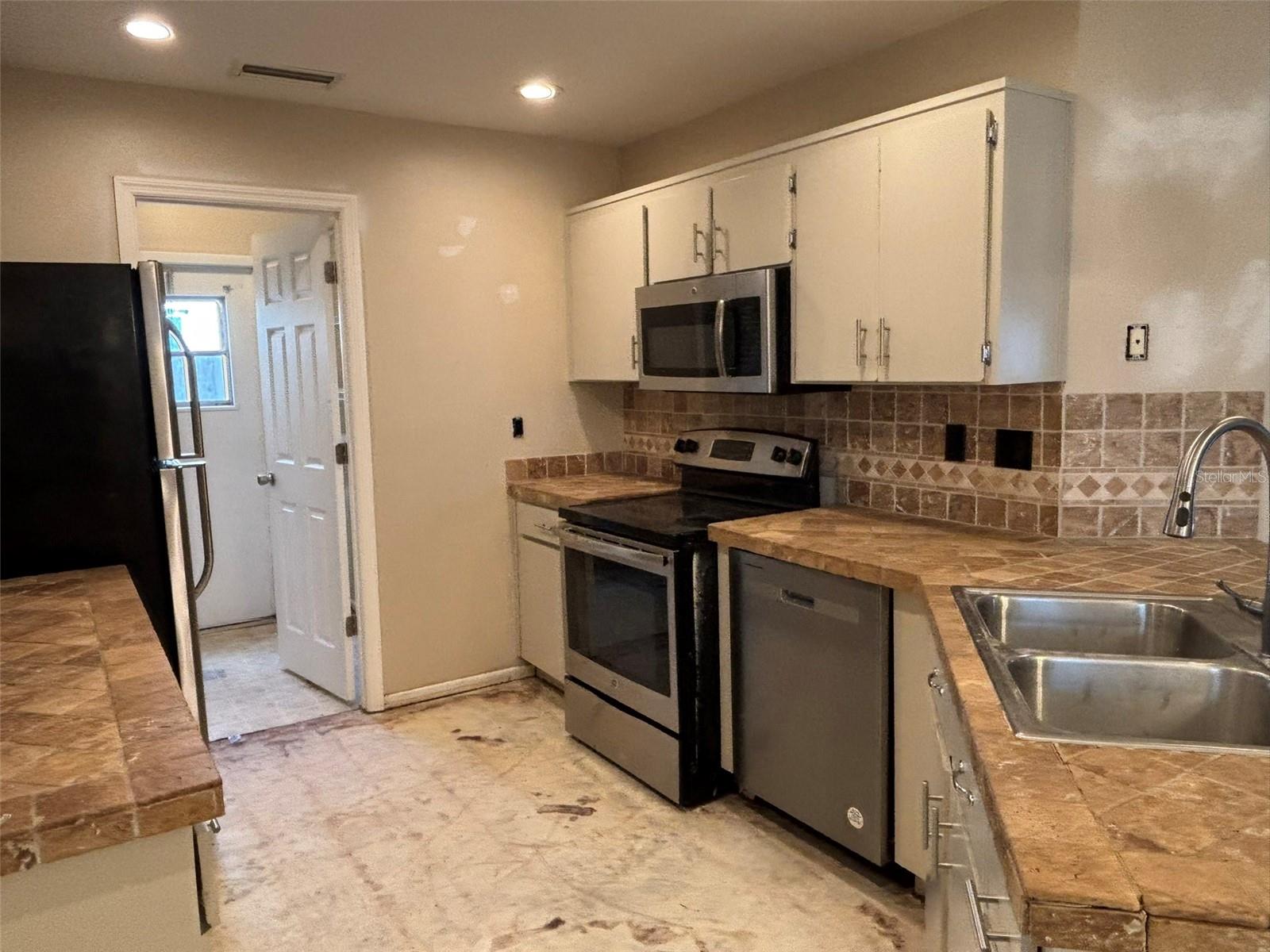 LAKES OF PINE RIDGE THE - Residential