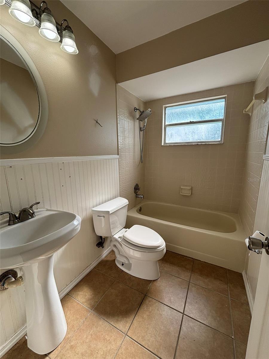 LAKES OF PINE RIDGE THE - Residential