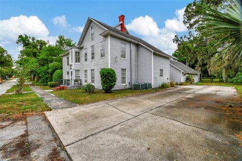 A home in DELAND