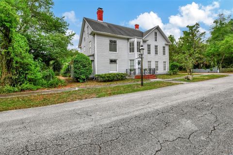 A home in DELAND