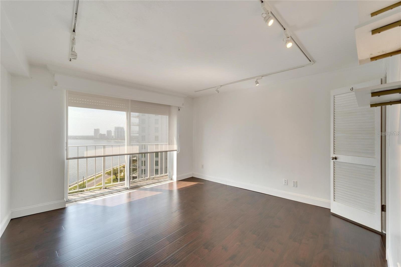 BAYSHORE DIPLOMAT A CONDOMINIU - Residential