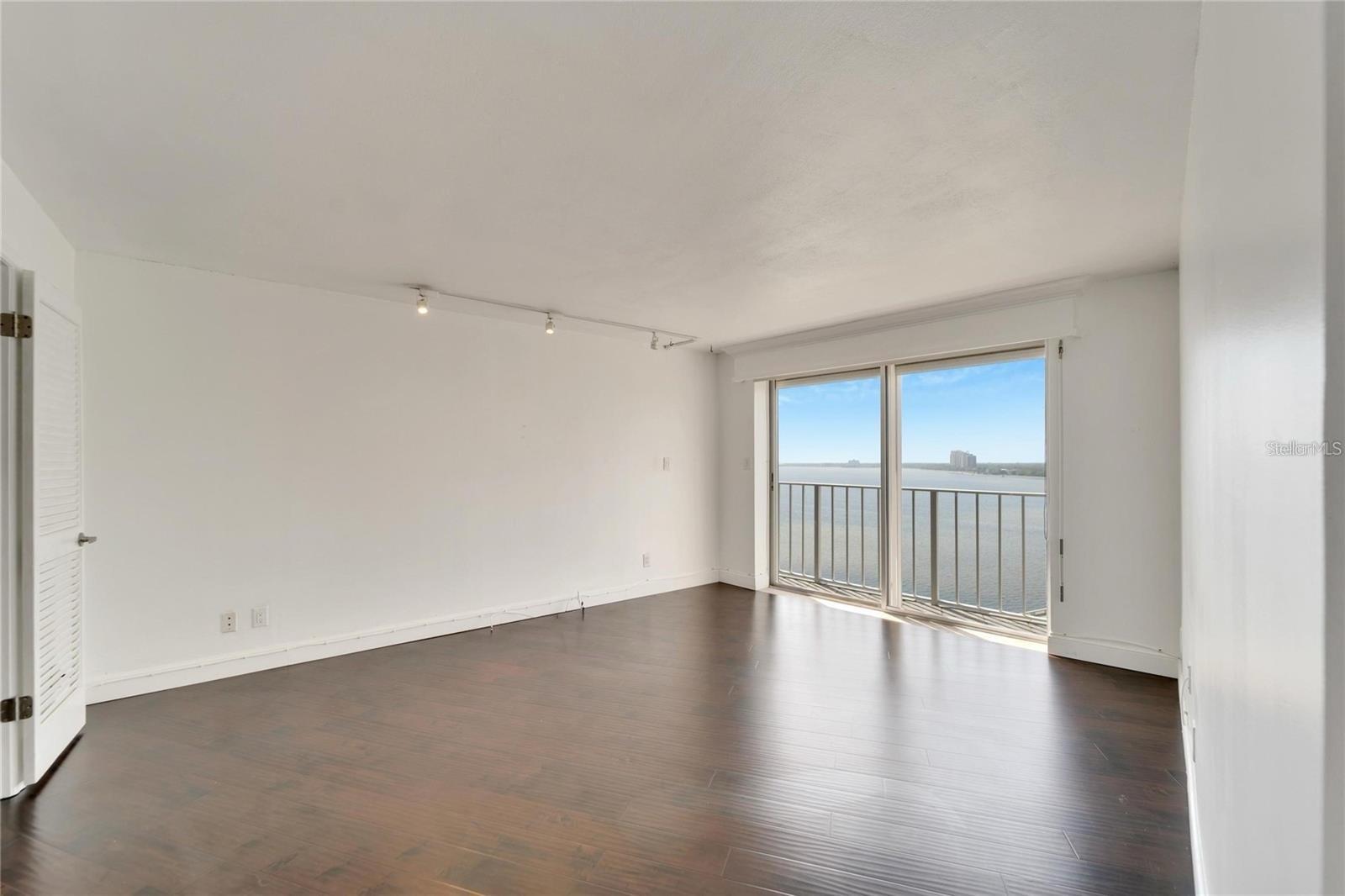 BAYSHORE DIPLOMAT A CONDOMINIU - Residential