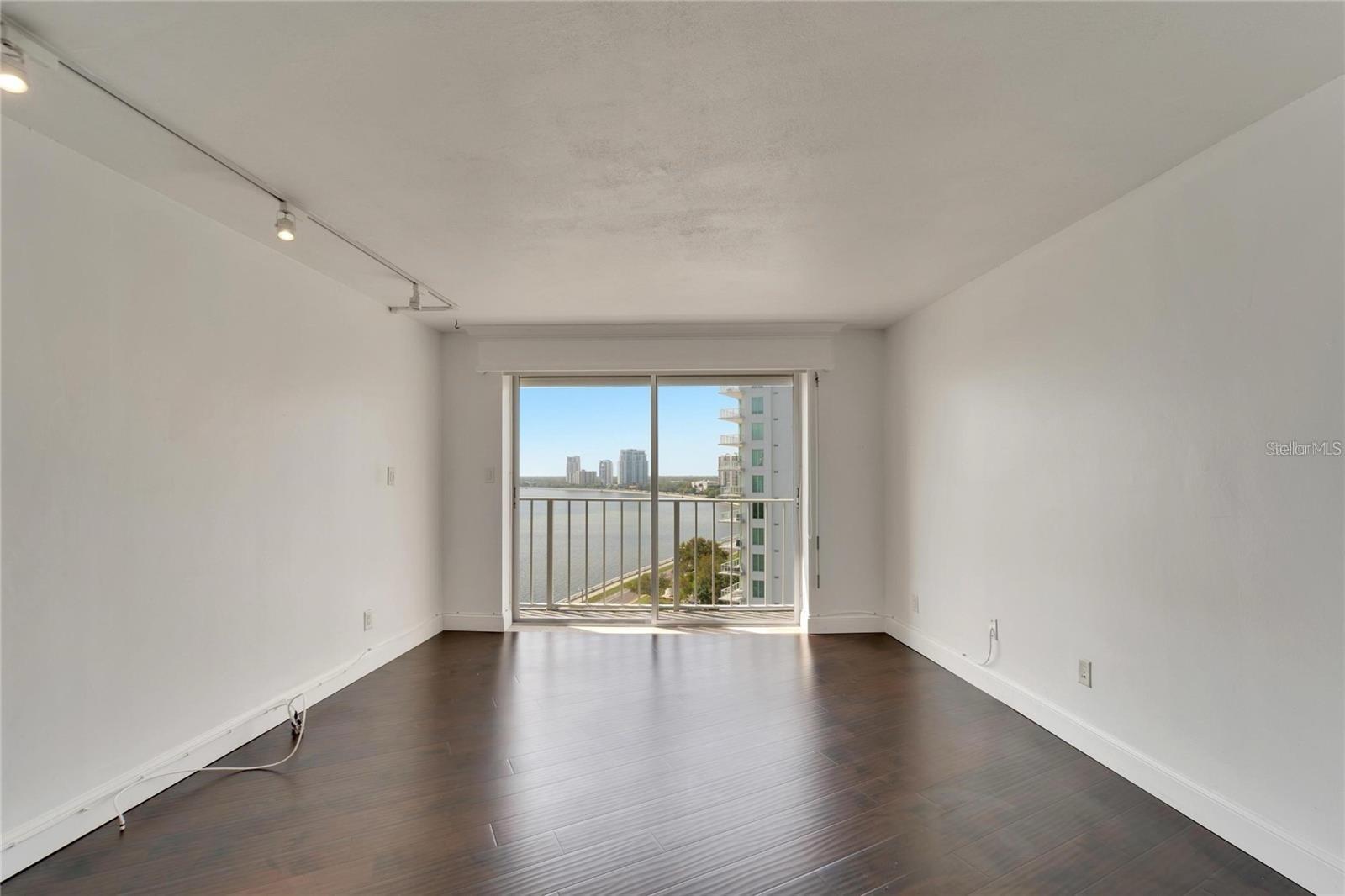 BAYSHORE DIPLOMAT A CONDOMINIU - Residential