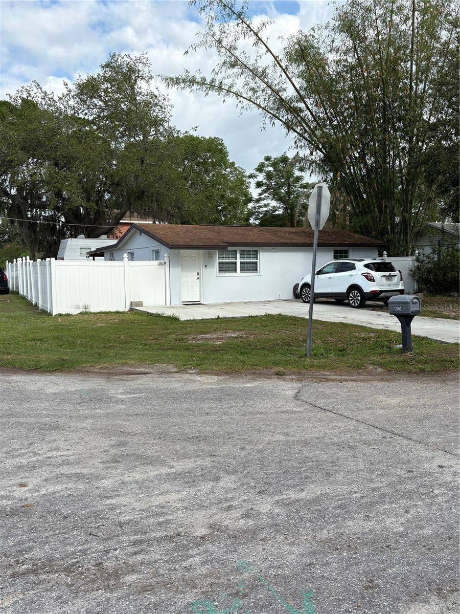 Beautiful Property¡¡¡. Ready for move in, New roof with 3 years old, New air conditioner,New floor, Located in one of the best neighborhoods in Tampa , two miles from the AMC theater . Closest to the citrus park mall.