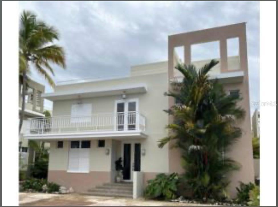 Beautiful Villa in a Prime Location Between Dorado Beach and the Cerromar Hotel!
Enjoy luxury and comfort in this spacious 3,127 sq. ft. villa, spread across three levels, with a modern and inviting design. Conveniently located just minutes from the new Orlando Health Center, the stunning Cerro Gordo beach and hiking trails, as well as banks, pharmacies, supermarkets, and hotels.
Villa Features:
• 2 spacious bedrooms
• 3 full bathrooms
• Living room, Family Room, and Kitchen
• Interior patio
• Roof terrace, perfect for enjoying the views and ocean breeze
Community Amenities:
• Swimming pool
• Tennis court
• Gazebo and more
Note: Airbnb is not allowed
Don’t miss the opportunity to live in one of Dorado’s most exclusive areas! Contact me for more information or to schedule a visit.