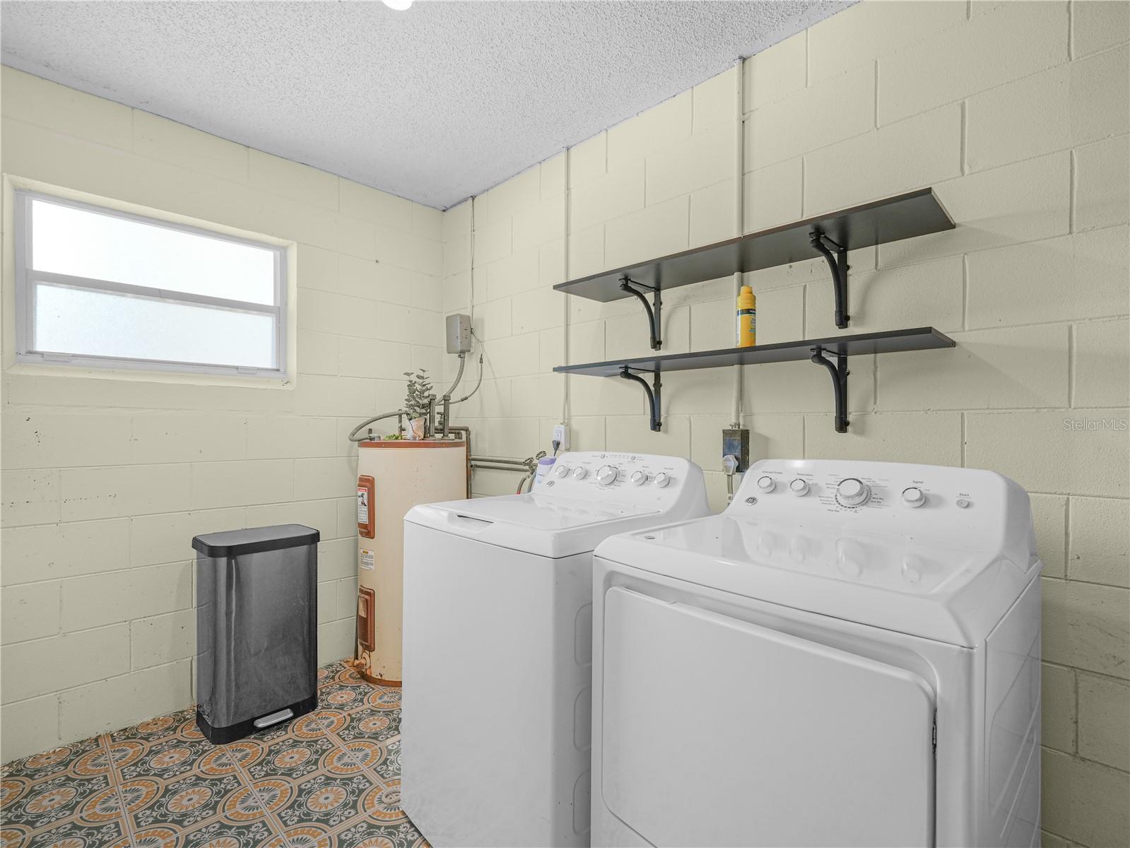 WALK IN WATER LAKE ESTATES PH 05 - Residential