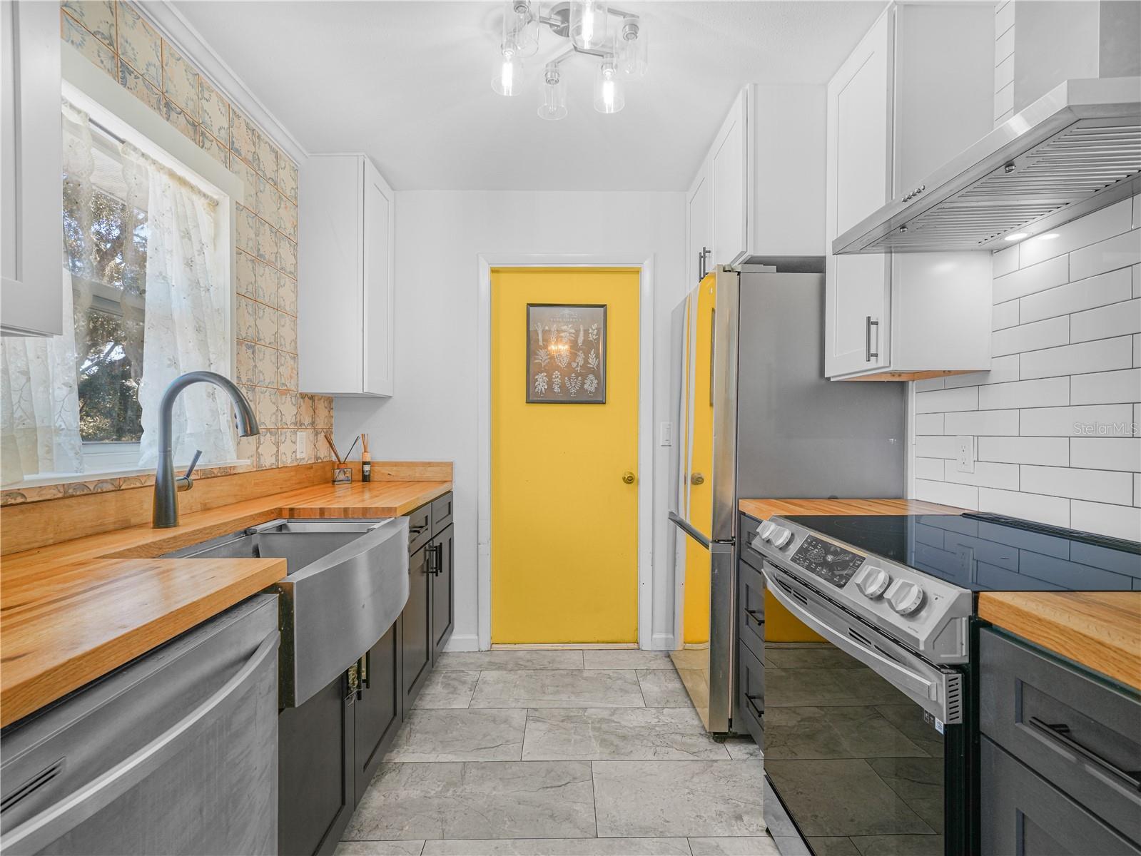 WALK IN WATER LAKE ESTATES PH 05 - Residential