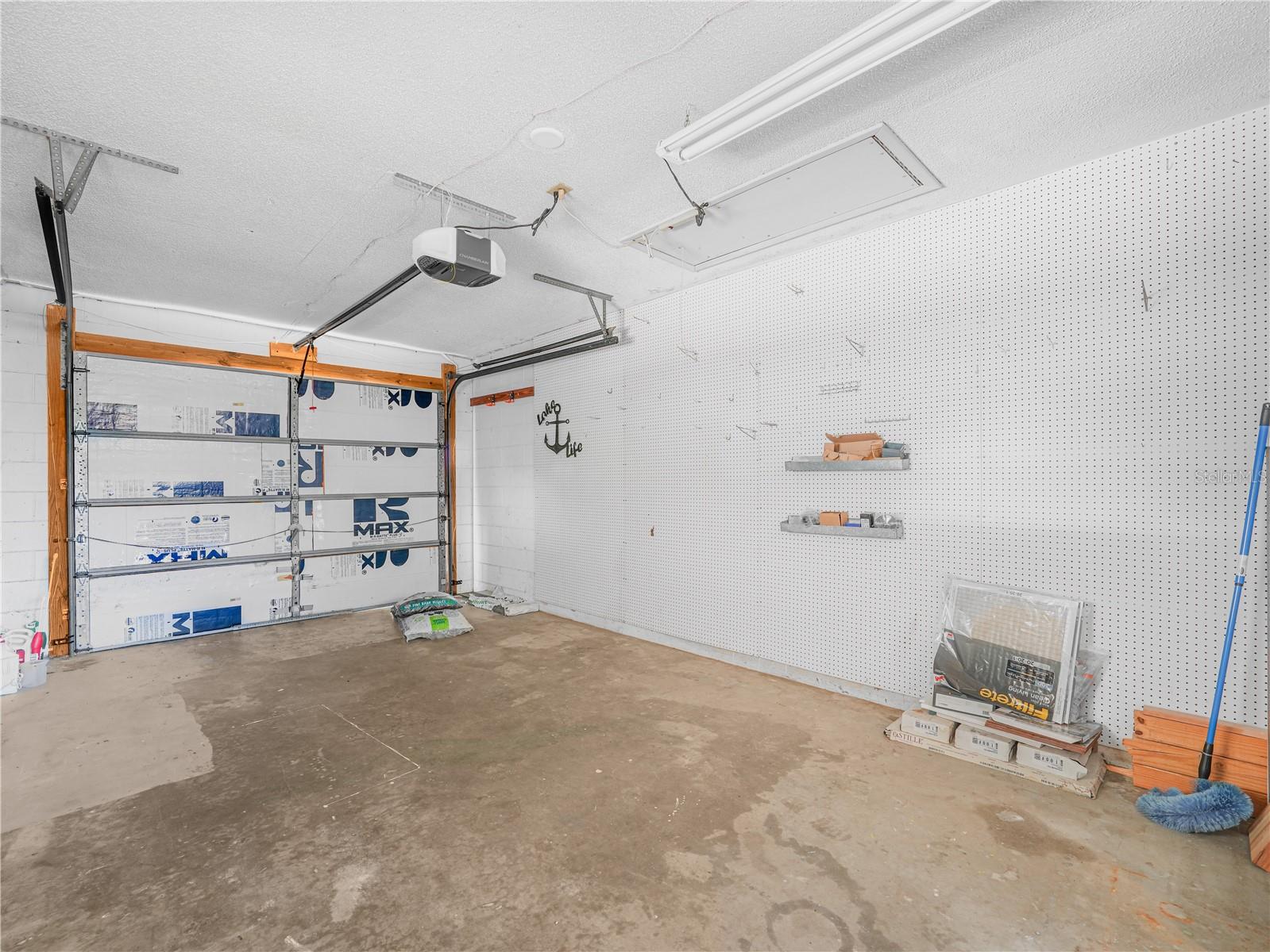 WALK IN WATER LAKE ESTATES PH 05 - Residential