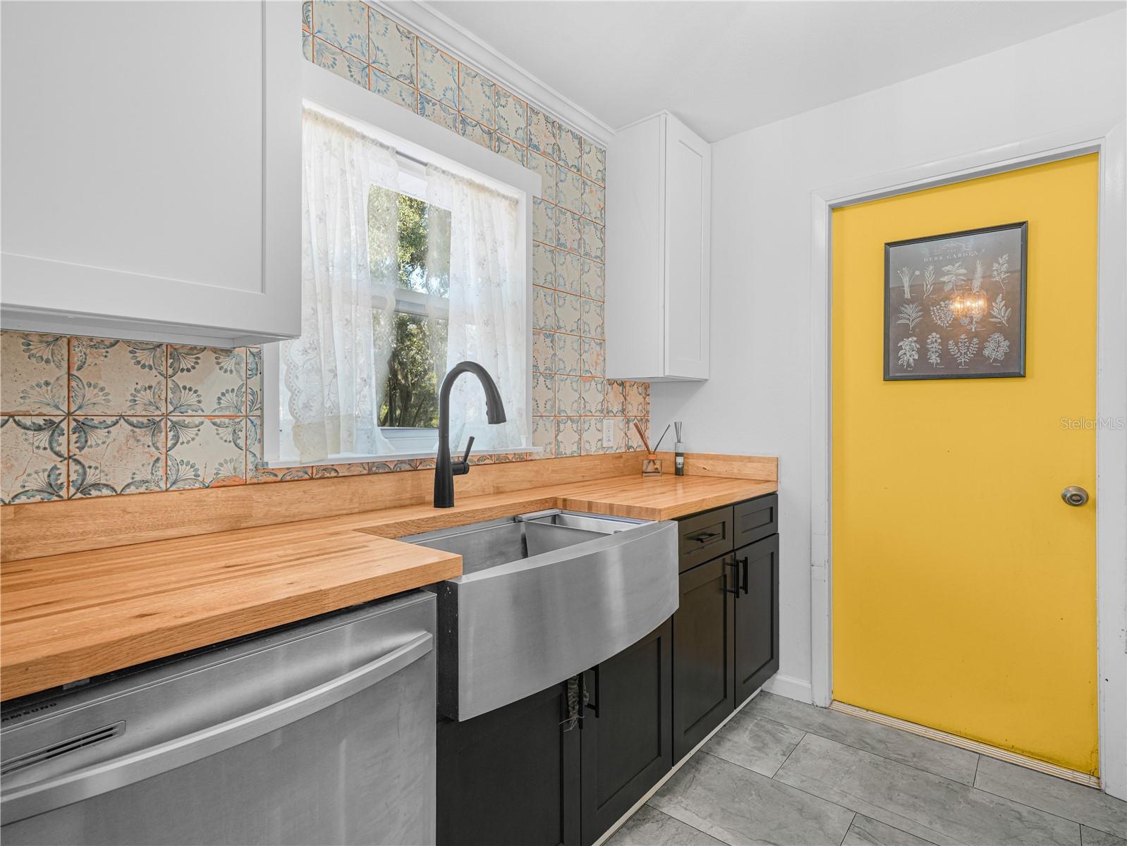 WALK IN WATER LAKE ESTATES PH 05 - Residential