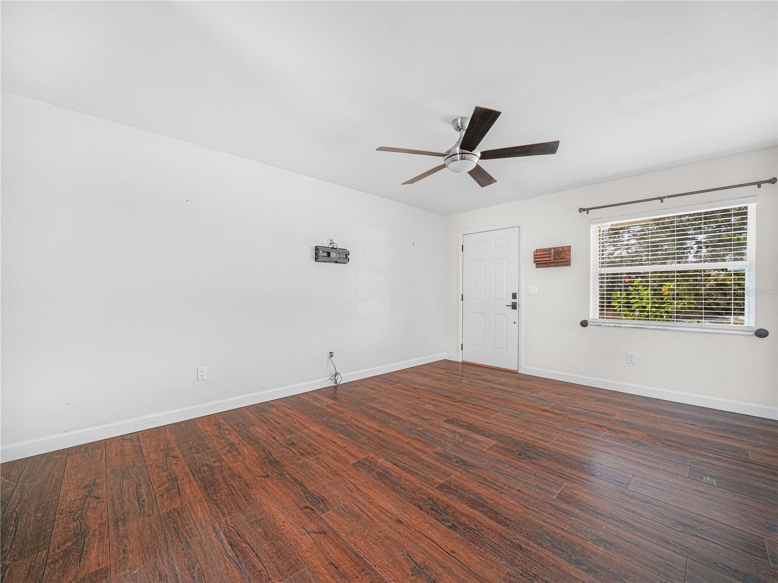 WALK IN WATER LAKE ESTATES PH 05 - Residential