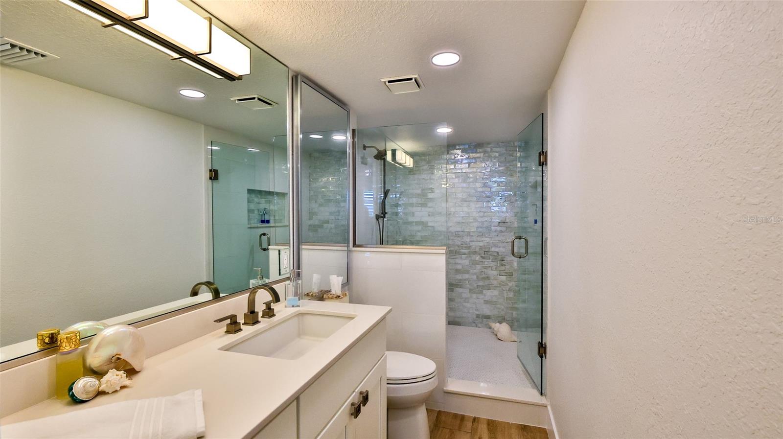 CAPTAINS QUARTERS - Residential