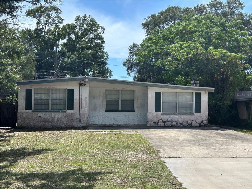 This property presents a wonderful renovation opportunity, featuring spacious living areas and an in-ground swimming pool. With the right expertise, it can be transformed into a dream residence.  Ideally situated in the center of Saint Petersburg, the location provides easy access to highways and is conveniently located near shopping malls and restaurants.